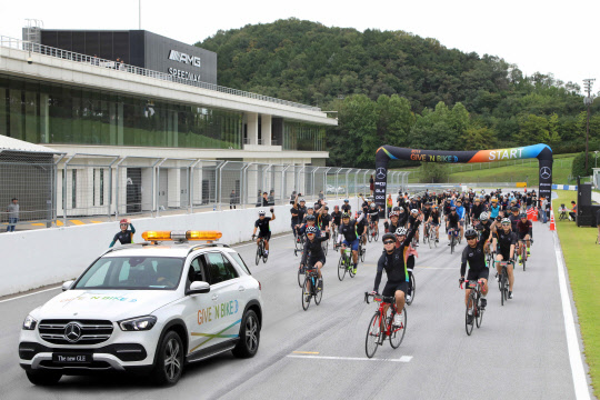 메르세데스-벤츠코리아는 지난 21일 경기도 용인시 'AMG 스피드웨이'에서 제2회 메르세데스-벤츠 기브 앤 바이크 기부 자전거 대회를 개최했다고 22일 밝혔다. 사진은 서킷에서 자전거를 타고 있는 대회 참가자들의 모습. <메르세데스-벤츠코리아 제공>